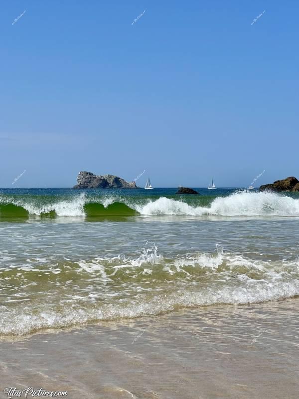 Photo Plage de Pen Hat : Belles vagues de couleurs allant d’un bleu vert émeraude, au bleu turquoise, non pas dans le Sud de la France, mais dans le Finistère à Camaret-sur-Mer 😍😎c, Tita’s Pictures, Camaret-sur-Mer, Plage de Pen Hat