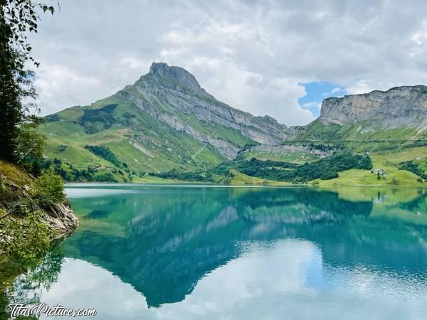 Photo Lac de Roselend : Le Lac de Roselend est vraiment mon Lac préféré jusqu’ici 😍🥰 Même par temps couvert, les couleurs peuvent être magnifiques 🤭😍c, Tita’s Pictures, Les Alpes, Lac de Roselend, Beaufortin, Savoie