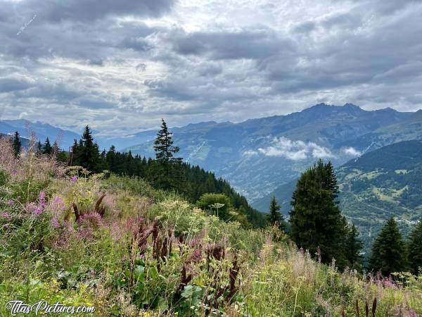 Photo La Rosière  : Vue de la route du Col du petit St-Bernard, à la Rosière. Même avec des nuages, la vue est encore magnifique 😍🥰c, Tita’s Pictures, Les Alpes, La Rosière, Col du Petit St-Bernard