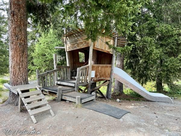 Photo Cabane en bois 🪵  : Quelle belle cabane en bois ! Petite, j’aurais adoré pouvoir y jouer 😍🥰 c, Tita’s Pictures, Cabane en Bois