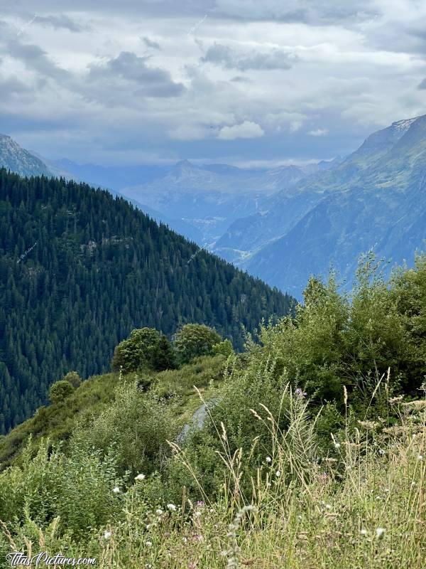 Photo Les Eucherts  : C’est vraiment bizarre cette sensation d’immensité et de puissance, que peut dégager la montagne. Je trouve qu’on s’y sent vraiment tout petit 🤭😅😍c, Tita’s Pictures, Les Eucherts, Montvalezan, les Alpes