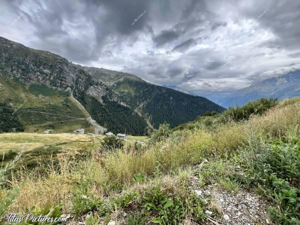 Photo Les Eucherts : Belle petite randonnée nuageuse, aux Eucherts dans les Alpes. Regardez ces petits chalets, comme ils sont trop biens situés, avec une très belle vue sur les montagnes ⛰️ 😍c, Tita’s Pictures, Les Eucherts, Montvalezan, les Alpes