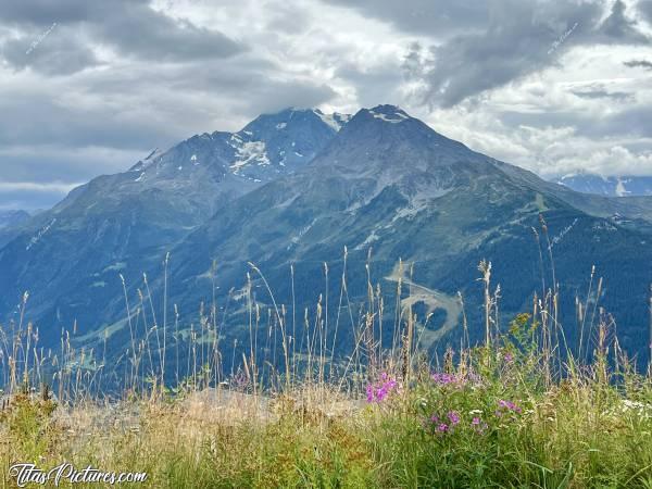 Photo Le Mont Pourri : Quelle belle vue sur le Mont Pourri, lors d’une petite randonnée aux Eucherts, près de la Rosière dans les Alpes. Dommage qu’il y avait tous ces nuages par contre 😕c, Tita’s Pictures, Les Alpes, Le Mont Pourri, Les Eucherts 