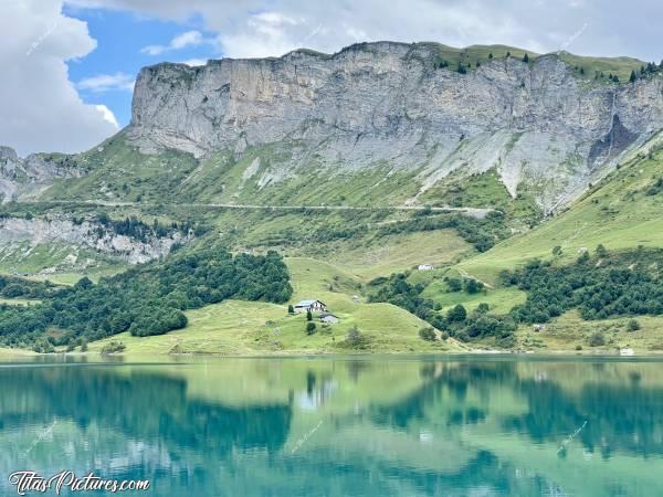 Photo Lac de Roselend : Jeu de reflets sur le Lac de Roselend, dans les Alpes. La couleur de l’eau est vraiment très belle, peu importe la météo 😍🥰c, Tita’s Pictures, Les Alpes, Lac de Roselend, Beaufortin, Savoie