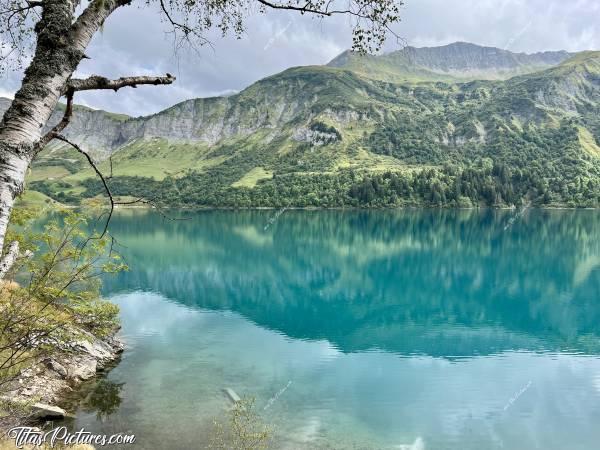 Photo Lac de Roselend : Je sens que je vais vous saouler avec toutes mes photos du Lac de Roselend. Mais il est tellement beau, que je n’arrive pas à choisir quelles photos supprimer 🤭😅c, Tita’s Pictures, Les Alpes, Lac de Roselend, Beaufortin, Savoie