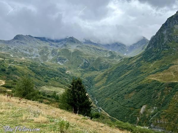 Photo Les Eucherts  : Petite randonnée à l’aire de loisir du Plan de l’Arc, aux Eucherts à Montvalezan. Les nuages cachent le sommet des montagnes 🤭😅c, Tita’s Pictures, Les Eucherts, Montvalezan, les Alpes