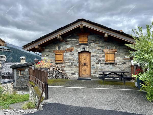 Photo Chalet à louer  : Et voici un joli petit chalet à louer, que j’ai découvert aux Eucherts dans les Alpes 👍🏻😍
Non, ce n’était pas mon logement. Et non, je ne fais pas de pub 🤭😅 C’est juste pour le plaisir de voir ce qui existe comme Chalet 😊c, Tita’s Pictures, Les Eucherts, Montvalezan, les Alpes, Chalet, Location 