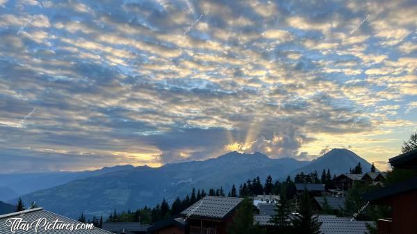 Photo La Rosière  : Beau coucher de soleil nuageux sur les Montagnes, à la Rosière dans les Alpes 😍🥰c, Tita’s Pictures, Les Alpes, Montagnes, Coucher de soleil 