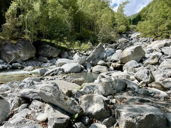 Photo Torrent des Glaciers : Il n’y avait pas beaucoup d’eau dans le Torrent des Glaciers, en ce début Septembre 2024 😧
Mais il en reste pas moins impressionnant, tout au contraire 😅c, Tita’s Pictures, Torrent des Glaciers, Bourg-Saint-Maurice