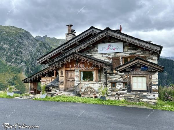 Photo L’Ancolie : Quel joli chalet que ce restaurant, qui s’appelle L’Ancolie 👍🏻😍 Malheureusement, je n’ai pas eu l’occasion d’y manger 😔c, Tita’s Pictures, Les Eucherts, Montvalezan, les Alpes, Restaurant, L’Ancolie, Chalet