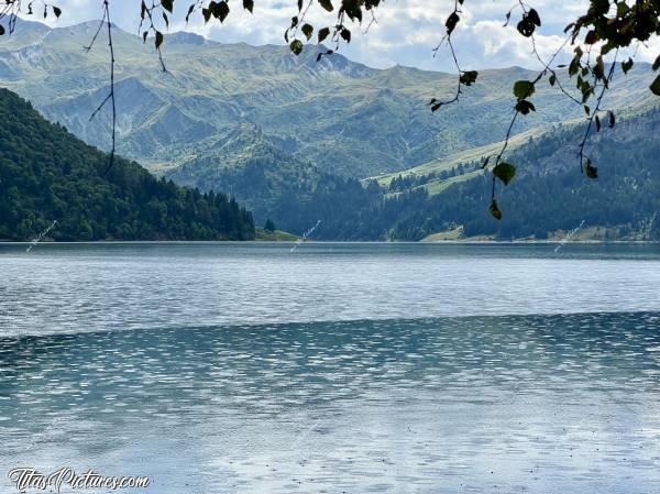 Photo Lac de Roselend : Le Lac de Roselend sous la pluie. Sa belle couleur turquoise disparaît sous les gouttes et l’ambiance change du tout au tout 🤭😅c, Tita’s Pictures, Les Alpes, Lac de Roselend, Beaufortin, Savoie