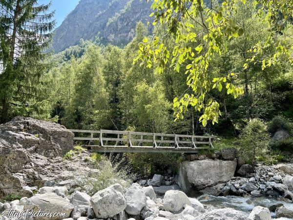 Photo Le Torrent des Glaciers  : Petit arrêt rapide au bord du Torrent des Glaciers, entre Bourg-St-Maurice et le Lac de Roselend. Rapide ?! Oui, car c’est très dangereux de rester là, il peut y avoir des lâchers d’eau très importants à tout moment 🤭😅c, Tita’s Pictures, Torrent des Glaciers, Pont