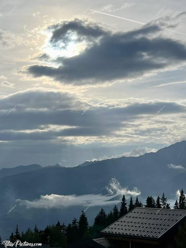 Photo La Rosière  : Les nuages ce soir-là, se formaient vraiment très vite sous mes yeux et créaient une drôle d’atmosphère 🤭😅😍c, Tita’s Pictures, Les Alpes, La Rosière, Col du Petit St-Bernard, Montvalezan 