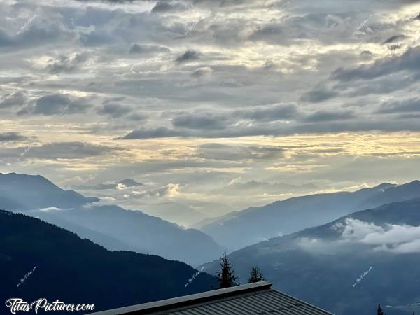 Photo La Rosière  : Quel beau dégradé de couleur et de nuages 😍🥰 On ne sait même plus où est la limite « nuages-montagnes » 🤭😅😍c, Tita’s Pictures, Les Alpes, La Rosière, Col du Petit St-Bernard, Montvalezan 