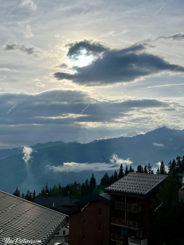 Photo La Rosière  : Fin de journée très nuageuse à la Rosière, dans les Alpes. C’est impressionnant d’observer comment un nuage peut se former très vite 🤭😅c, Tita’s Pictures, Les Alpes, La Rosière, Col du Petit St-Bernard, Montvalezan 