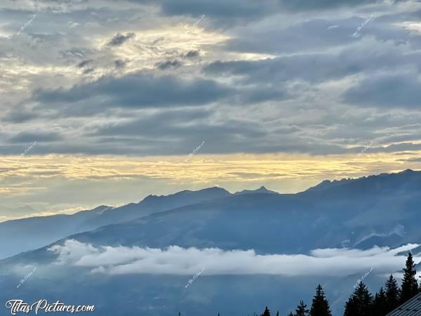 Photo La Rosière  : Coucher de soleil très nuageux à la Rosière, dans les Alpes. On dirait presque un tableau de peinture, tellement ça fait irréel je trouve 🤭😅😍 On ne sait plus où est la limite entre nuages et montagnes 😅c, Tita’s Pictures, Les Alpes, La Rosière, Col du Petit St-Bernard, Montvalezan 