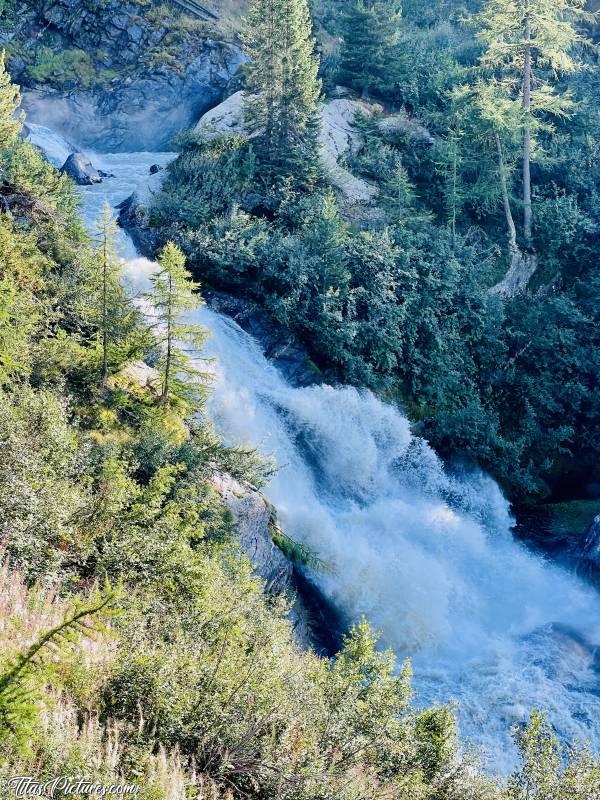 Photo Torrente Ruthor : Zoom sur cette belle 2ème Cascade du Torrente Ruthor. C’était impressionnant le bruit qu’elle pouvait faire, alors que je n’étais pas tout près 🤭😅c, Tita’s Pictures, Les Alpes, La Thuile, Cascade du Rutor, Randonnée, Torrente Ruthor, Sentiero Cascate del Rutor