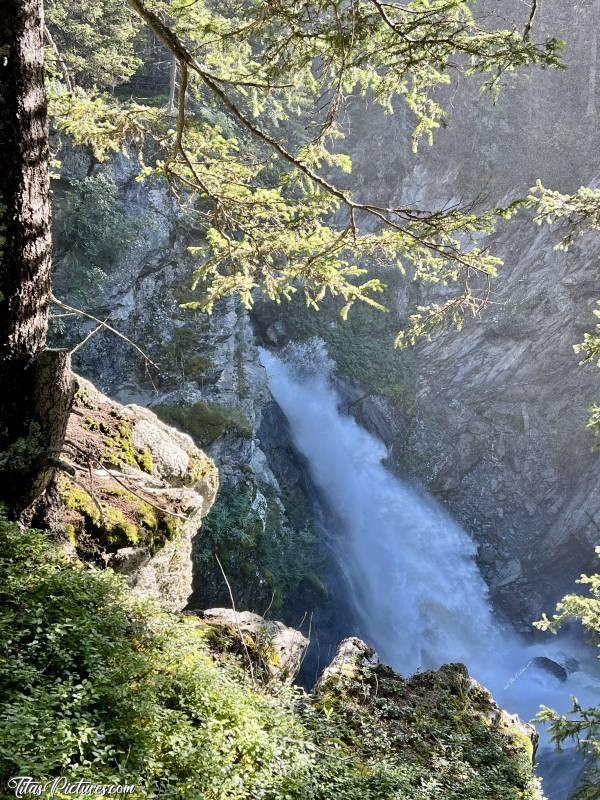 Photo Torrente Ruthor : La 1ère Cascade sur 4, de la randonnée Sentiero Cascate del Rutor, à la Thuile en Italie. Quel débit impressionnant et bruyant 🤭😅c, Tita’s Pictures, Les Alpes, La Thuile, Cascade du Rutor, Randonnée, Torrente Ruthor, Sentiero Cascate del Rutor