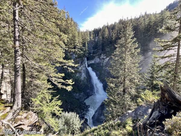 Photo Torrente Ruthor : Vue sur la 1ère cascade de la randonnée du Torrente Ruthor, le Sentiero Cascate del Rutor à la Thuile en Italie. Il faut de très bonnes chaussures et une bonne condition physique pour y accéder 🤭😅c, Tita’s Pictures, Les Alpes, La Thuile, Cascade du Rutor, Randonnée, Torrente Ruthor, Sentiero Cascate del Rutor