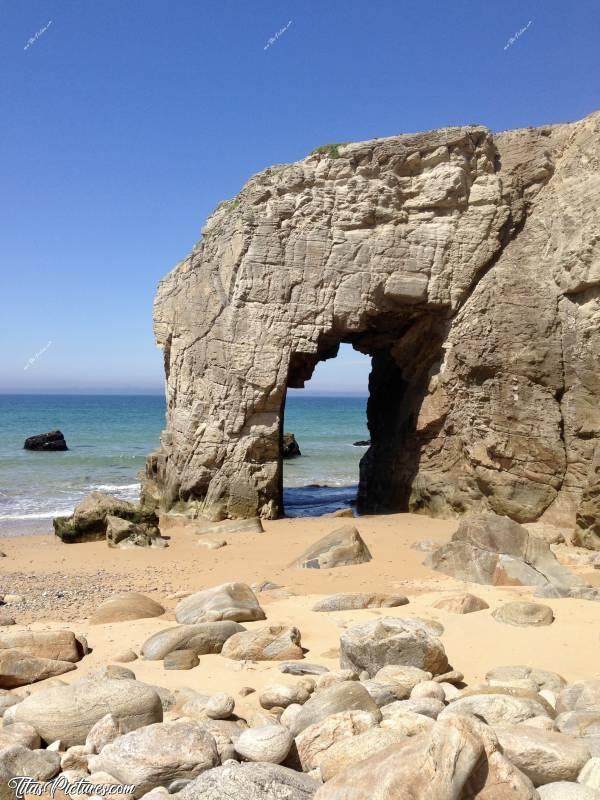 Photo Quiberon : Ça fait des années que j’ai pris cette photo. Il s’agit de la belle Arche très célèbre, de la presqu’île de Quiberon. Je viens de la retrouver et je me suis dit qu’elle pourrait vous plaire 🤭🥰c, Tita’s Pictures, Quiberon, Arche, Rochers