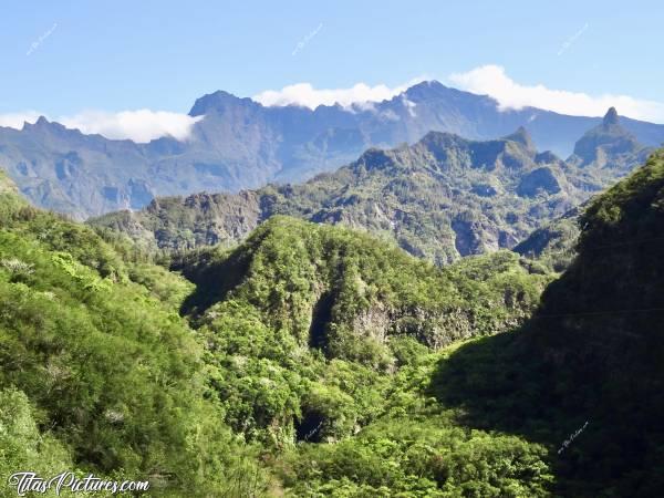 Photo Montagnes réunionnaises : Voici une belle photo des montagnes réunionnaises. Malheureusement, je ne me rappelle plus de quel cirque il s’agit 🤭😅 Quelqu’un reconnaît le lieu ?c, Tita’s Pictures, la Réunion, Montagne, Cirque