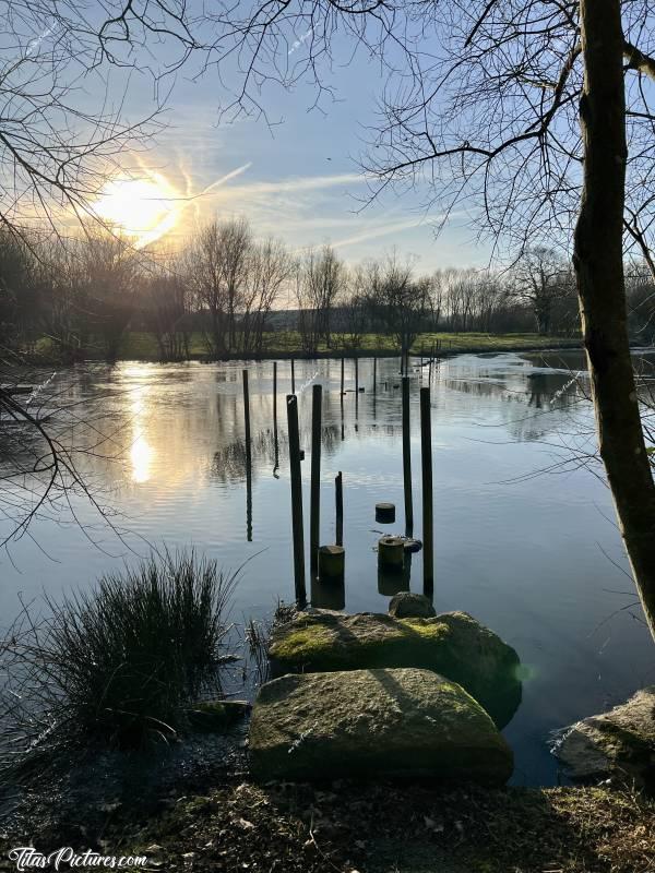 Photo Pescalis  : On ne le voit pas très bien, mais il y avait des plaques de glace sur l’eau par endroits 🤭😅 Il avait neigé récemment ce jour-là et il restait encore de la neige et de la glace par endroits 🥶 À cet endroit du Lac, quand le niveau de l’eau est bien plus bas, il est possible de traverser en passant sur des rochers. J’ai d’ailleurs partagé une photo de ce passage, il y a quelques temps déjà…c, Tita’s Pictures, Pescalis, Coucher de soleil 