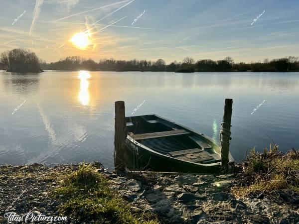 Photo Pescalis  : Cette barque me donnait vraiment envie de m’échapper sur ce grand lac de Pescalis 🤭😅c, Tita’s Pictures, Pescalis, Coucher de soleil 