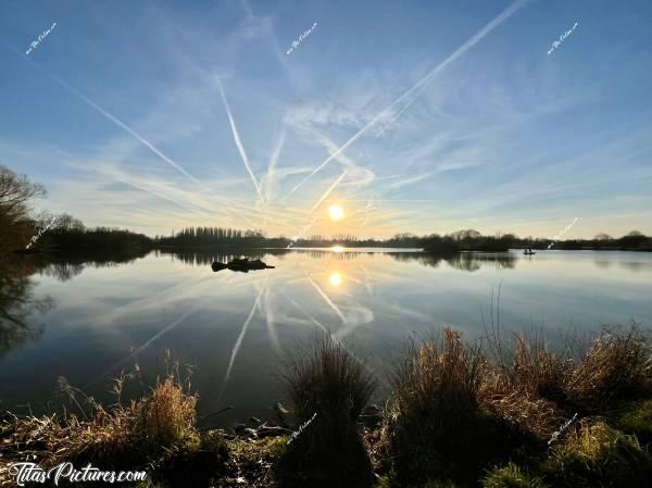 Photo Pescalis  : Trop sympa ces traces blanches dans le ciel, qui reflètent sur l’eau du grand Lac de Pescalis 😍🥰c, Tita’s Pictures, Pescalis, Coucher de soleil 