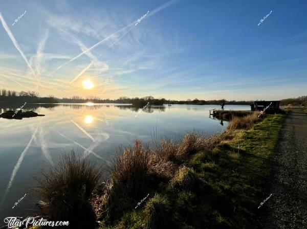 Photo Pescalis  : Belle balade de fin de journée ensoleillée à Pescalis dans les Deux-Sèvres. Trop beau ces traînées blanches que les avions ont fait ce jour-là dans le ciel 😍🥰c, Tita’s Pictures, Pescalis, Coucher de soleil 