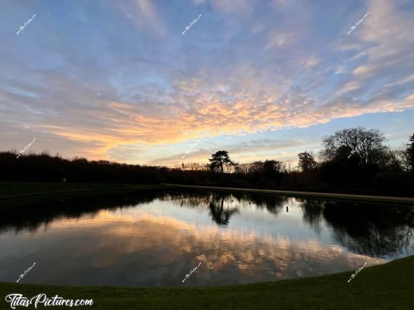 Photo Jardin du Château de Versailles : Beau coucher du soleil sur le Bassin du Miroir, au Château de Versailles. Son nom prend tout son sens avec ce beau reflet du ciel dans l’eau 😍🥰c, Tita’s Pictures, Château de Versailles, Jardin du Château de Versailles, Bassin du Miroir 