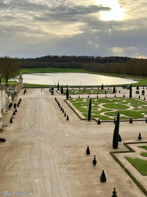 Photo Jardin du Château de Versailles : L’orangerie en 1er Plan, avec vue sur le plan d’eau des suisses. Il paraît tout petit sous cet angle de vue 🤭😅c, Tita’s Pictures, Château de Versailles, Jardin du Château de Versailles