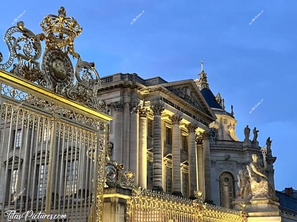 Photo Château de Versailles : Tombée du jour sur les grilles dorées à l’or fin du Château de Versailles. L’éclairage appliqué accentue l’effet doré et donne une ambiance magique je trouve 😍🥰c, Tita’s Pictures, Château de Versailles