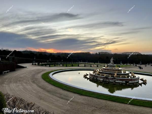 Photo Jardin du Château de Versailles : Dernières lueurs du jour sur le Bassin de Latone, dans le Jardin du Château de Versailles. Dommage que les fontaines ne soient pas en fonctionnement en cette période de fin d’année 😢c, Tita’s Pictures, Château de Versailles, Jardin du Château de Versailles, Bassin de Latone