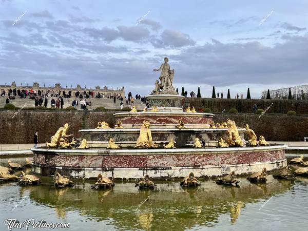 Photo Jardin du Château de Versailles : Derniers rayons du soleil sur le Bassin de Latone, dans le Jardin du Château de Versailles. En ce mois de novembre, les fontaines ne sont malheureusement pas en fonctionnement 😢 Mais le Jardin est en libre accès 😍c, Tita’s Pictures, Château de Versailles, Jardin du Château de Versailles, Bassin de Latone