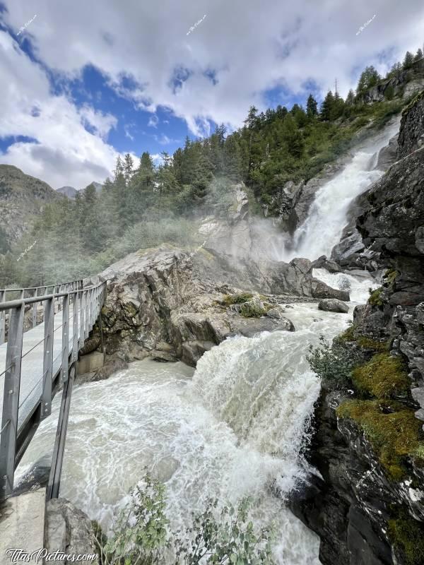 Photo Cascade du Rutor : Quelle fierté d’avoir réussi à atteindre ce petit pont , passant sur la plus haute des cascades du Rutor 😍🥰🥳 La randonnée sur le Sentiero Cascate del Rutor est assez physique, car ça grimpe dur et les chemins sont pleins de cailloux et racines. Il faut donc faire très attention où poser les pieds 🤭😅c, Tita’s Pictures, Les Alpes, La Thuile, Cascade du Rutor, Randonnée, Torrente Ruthor, Sentiero Cascate del Rutor