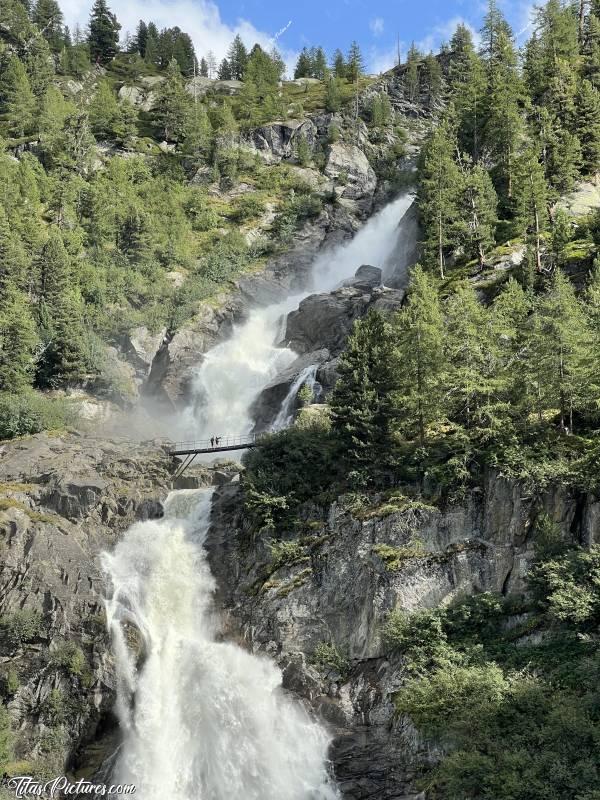 Photo Cascade du Rutor : Et voici le petit pont dont je parle dans la photo précédente. Impressionnante cette cascade du Rutor 😧😍 J’en ai fait plein de photos tout au long de la randonnée. Résultat : impossible de faire un choix 🤭😅 Je risque donc de vous en partager plusieurs pour avoir votre avis …c, Tita’s Pictures, Les Alpes, La Thuile, Cascade du Rutor, Randonnée, Torrente Ruthor, Sentiero Cascate del Rutor