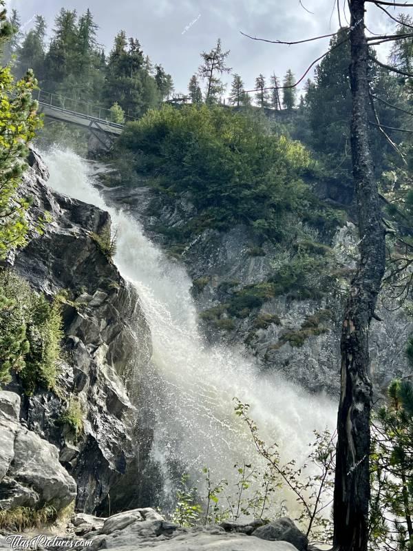 Photo Cascade du Rutor : Le bruit de cette cascade du Rutor était vraiment très impressionnant 🤭😅 On se sent vraiment tout petit face à une telle puissance de la nature 😅😍c, Tita’s Pictures, Les Alpes, La Thuile, Cascade du Rutor, Randonnée, Torrente Ruthor, Sentiero Cascate del Rutor