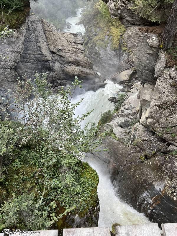 Photo Cascade du Rutor : Vue du petit pont, de la plus haute Cascade du Rutor, accessible par le Sentiero Cascate del Rutor, à la Thuile en Italie. c, Tita’s Pictures, Les Alpes, La Thuile, Cascade du Rutor, Randonnée, Torrente Ruthor, Sentiero Cascate del Rutor