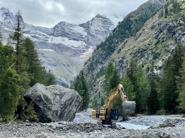 Photo Grand Paradis : J’aime beaucoup cette photo 🥰
Pourquoi? Car j’adore comment cette énorme pelleteuse parait toute petite par rapport à cet énorme rocher 🤭😅😍 Et comment est-il arrivé là lui? Il est certainement tombé d’une de ces montagnes.. Mais il y a quelques temps déjà, car je l’avais repéré en 2023. Sauf qu’il était entouré de bien plus de verdures 🤭😅c, Tita’s Pictures, Italie, Vallée d’Aoste, Gran Paradiso, Torrente Valnontey