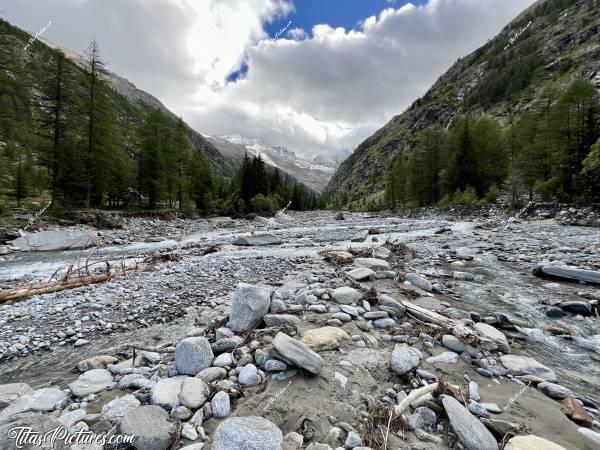 Photo Grand Paradis  : C’est le plus loin que j’ai pu marcher dans cette belle vallée de Valnontey, qui a été dévastée en juin dernier. Des pluies diluviennes ont entraîné des glissements de terrain et tous les ponts et chemins de randonnée ont été détruits 😪 En septembre, malgré un gros travail de déblaiement déjà effectué, il y avait encore beaucoup à faire pour dégager tous les arbres morts, les pierres et les détritus qui se sont accumulés 😥😭 En 2023, il était possible de rejoindre à pied, les montagnes enneigées que l’on voit tout au fond 😓c, Tita’s Pictures, Italie, Vallée d’Aoste, Gran Paradiso, Torrente Valnontey