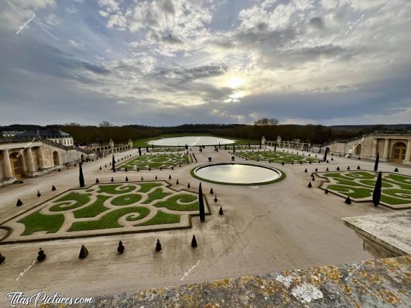 Photo Jardin du Château de Versailles : Autre joli point de vue sur l’orangerie du Château de Versailles, et sur le Plan d’eau des Suisses qui lui paraît tout petit de cet endroit 🤭😅c, Tita’s Pictures, Château de Versailles, Jardin du Château de Versailles