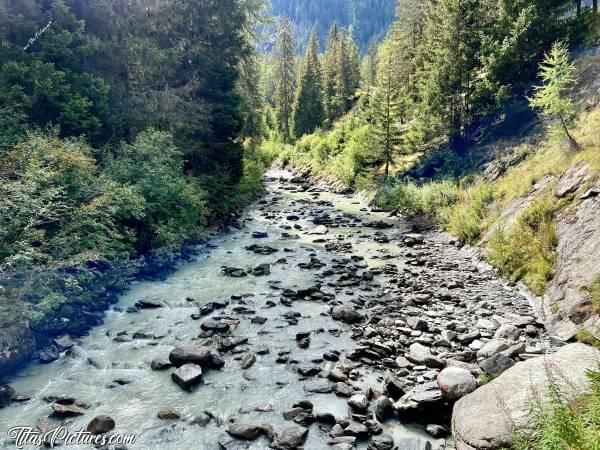 Photo Torrente Ruthor  : Le Torrente Ruthor est une rivière bien paisible au début de la rando sur le Sentiero Cascate del Rutor. Mais ensuite, au fur et à mesure que l’on grimpe, il devient un torrent bien violent 🤭😅c, Tita’s Pictures, Les Alpes, La Thuile, Randonnée, Torrente Ruthor, Sentiero Cascate del Rutor