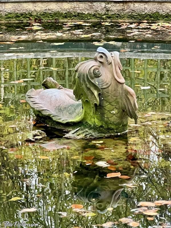 Photo Bosquet du Dauphin  : Belle sculpture dans le Bosquet du Dauphin, au Château de Versailles. Malheureusement, les fontaines n’étaient pas en fonctionnement en ce mois de Novembre 😢c, Tita’s Pictures, Château de Versailles, Jardin du Château de Versailles, Bosquet du Dauphin