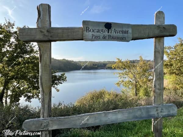 Photo Retenue de Rochereau : C’est rigolo ce cadre photo qui a été installé à la Retenue de Rochereau. Pas mal la vue 👍🏻😍c, Tita’s Pictures, Retenue de Rochereau, Lac