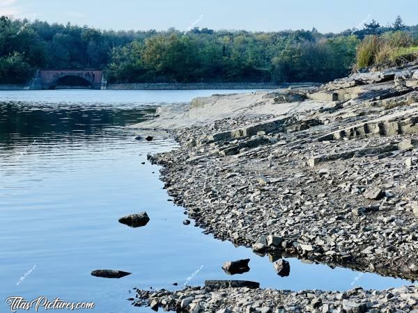 Photo Retenue de Rochereau : Niveau d’eau très bas pour un mois de Novembre à la Retenue de Rochereau. En cette fin janvier, il n’est pas beaucoup remonté malgré toutes les pluies qu’on a eu en Vendée 😥 c, Tita’s Pictures, Retenue de Rochereau, Lac