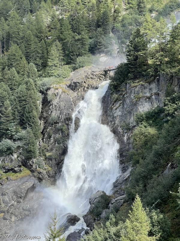 Photo Cascade du Rutor : Petit arc-en-ciel 🌈 sur la Cascade du Rutor 😍
Regardez comme ce petit pont semble tout fragile face à la puissance de cette cascade 🤭😅c, Tita’s Pictures, Les Alpes, La Thuile, Cascade du Rutor, Randonnée, Torrente Ruthor, Sentiero Cascate del Rutor