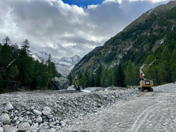 Photo Grand Paradis : La Vallée de Valnontey en Italie, n’avait plus rien d’un Grand Paradis, suite aux éboulements qui se sont produits le 29 juin 2024. Il y avait plein d’engins qui dégageaient les arbres morts, les coulées de boue et redessinaient le lit de la rivière 😪 Ces 2 énormes pelleteuses paraissent toutes petites à côté de ces montagnes 🤭😅c, Tita’s Pictures, Italie, Vallée d’Aoste, Gran Paradiso, Torrente Valnontey