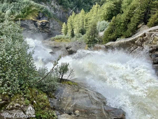 Photo Cascade du Rutor : Vue du petit pont, sur l’impressionnante Cascade du Rutor. Je n’ai pas le vertige, mais je dois avouer que je ne me sentais pas très en sécurité sur ce petit pont 🤭😅 La puissance de cette Cascade était vraiment très impressionnante 😅😍c, Tita’s Pictures, Les Alpes, La Thuile, Cascade du Rutor, Randonnée, Torrente Ruthor, Sentiero Cascate del Rutor