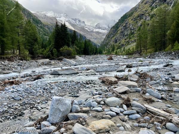 Photo Grand Paradis : Le Parc National de Grand Paradis dans la Vallée de Valnontey en Italie, a pris cher cet été 2024. Des pluies diluviennes ont entraîné des éboulements et inondations qui ont tout dévasté dans cette vallée qui était si verdoyante. Pleins d’arbres ont été arrachés et ont détruit les berges ainsi que les ponts qui n’ont pas résisté. Le chemin de randonnée qui permettait d’accéder aux montagnes que l’on voit au fond n’était toujours pas accessible en ce mois de septembre 2024 😪c, Tita’s Pictures, Italie, Vallée d’Aoste, Gran Paradiso, Torrente Valnontey