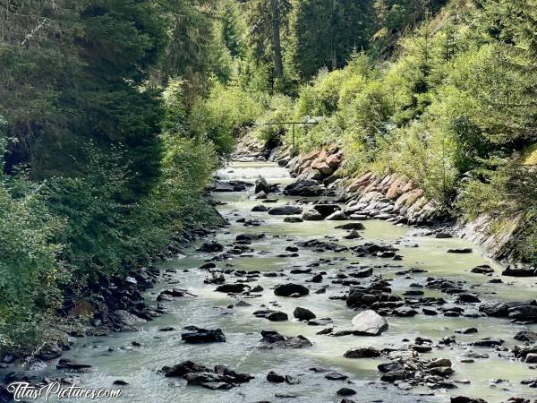 Photo Torrente Ruthor : Au début de la randonnée sur le Sentiero Cascate del Rutor, le Torrente Ruthor est une rivière bien paisible. Mais au fur et à mesure que l’on grimpe, il devient un torrent bien violent 🤭😅c, Tita’s Pictures, Les Alpes, La Thuile, Randonnée, Torrente Ruthor, Sentiero Cascate del Rutor